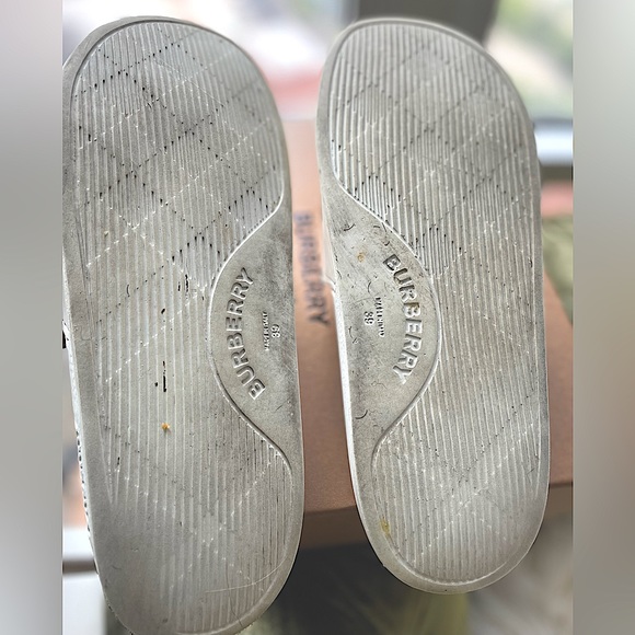 Burberry Kingdom LOGO SLIDES - Picture 16 of 16